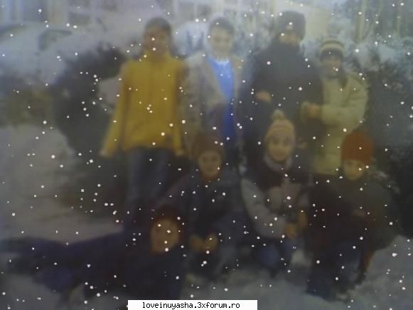aici sunt toate fetele si unbaiat de la noi din bagat si el in fata :d eu si cel ami bun prieten